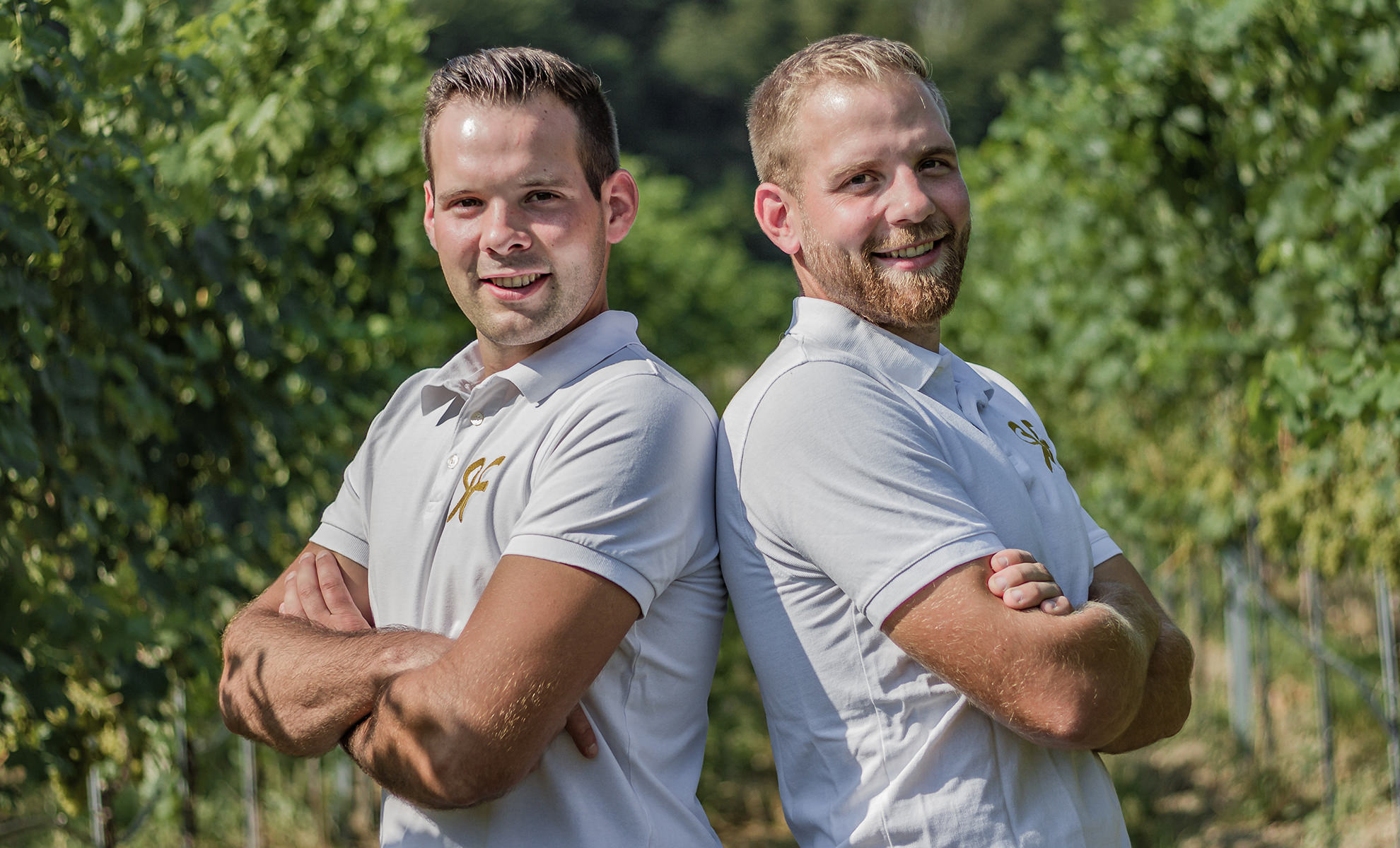 Clemens und Nikolaus Rehrl-Fischer stehen im Weingarten - Weingut & Heuriger Rehrl-Fischer