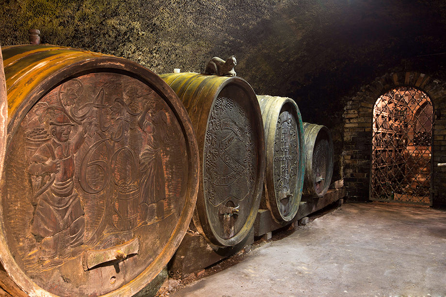 Alte Holzweinfässer im Gewölbekeller - Weingut & Heuriger Rehrl-Fischer